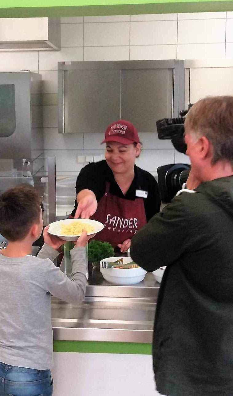 Sander Kanteenie – Mittagessen wird an Schüler ausgegeben